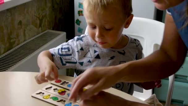 Ett Autistiskt Barn Demonstrerar Känslor Lektionerna Med Assistent — Stockvideo