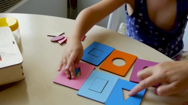 자폐증 아이는 클래스에서 퍼즐을 수집합니다 클로즈업 — 비디오