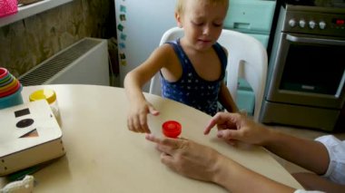 otistik bir çocuk yüzünde bariz tahriş ile bir iplik egzersiz icra