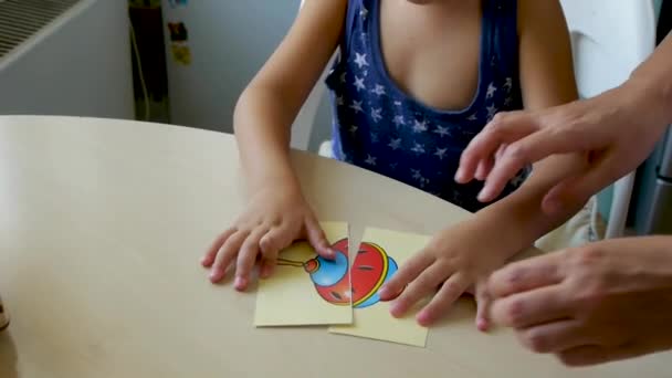 Аутистична Дитина Виконує Завдання Асистента Збирає Зображення Розмальованої Кулі Крупним — стокове відео