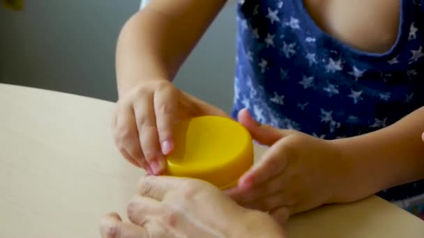 孤独症儿童解开螺丝和扭曲罐盖与助手的帮助 — 图库视频影像