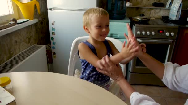 Autistiska Barn Engagerade Med Assistent Och Utför Uppgiften Att Fem — Stockvideo