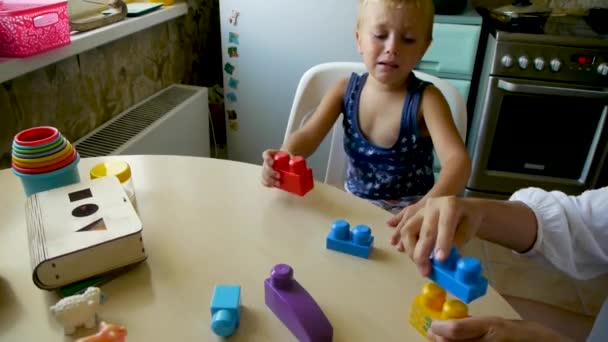 Copilul Autist Îndeplinește Sarcină Colectează Constructor Urmând Exemplul Unui Asistent — Videoclip de stoc