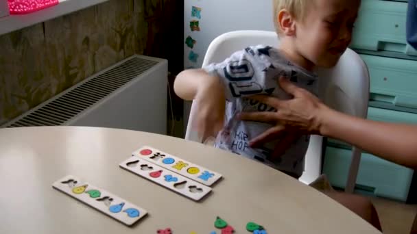 Ein Autistisches Kind Ist Frech Und Erfüllt Kaum Die Aufgaben — Stockvideo