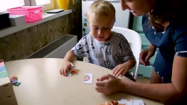 Bambino Autistico Cattivo Mentre Completa Incarico Insegnante Raccolta Puzzle — Video Stock