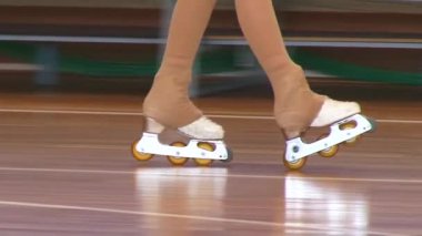 artistik patinaj inline paten. Patenlerde hareket halindeki bacakların yakın çekim