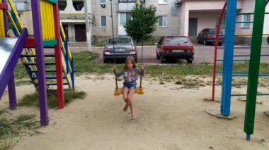 kız sallanan ve bir salıncak atlama