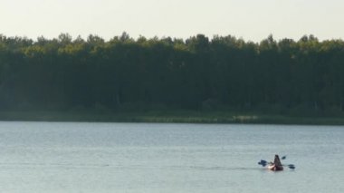 bir kayık insanlar gölde yüzmek ve keskin yönünü değiştirmek
