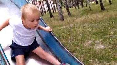 çocuk yokuş aşağı alışılmadık bir açı slaytlar