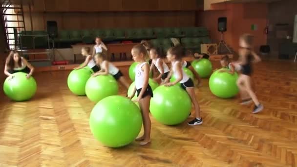Kızlar Jimnastikçiler Koç Tarafından Talimat Olarak Topları Üzerinde Egzersiz Yapmak — Stok video