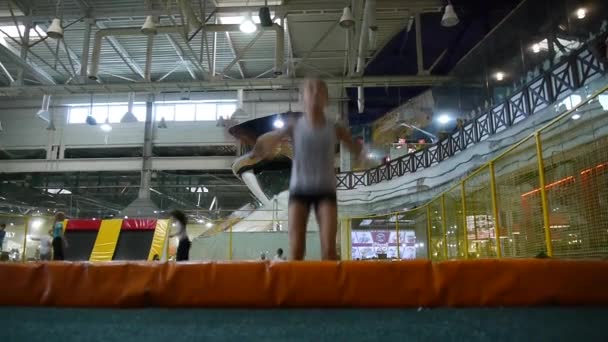 Sali Trampoliny Dziewczyna Skacze Trampolinie Niezwykły Sposób Lądowanie Dupie — Wideo stockowe