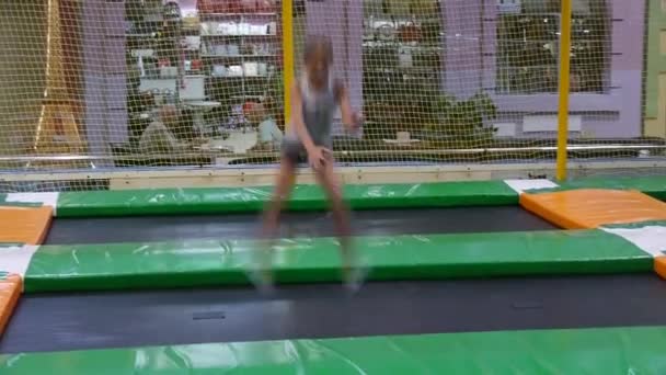 Meisje Springt Een Trampoline Bindgaren Ongewone Trampoline Springen Trampoline Zaal — Stockvideo