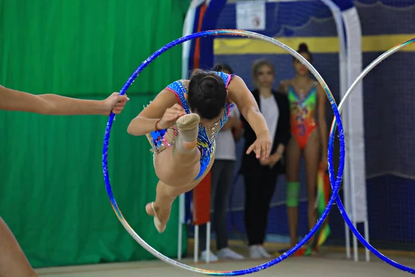 モスクワ ロシア 2019 モスクワグレース地域大会 競技の女子体操選手はフープ運動を行います 脚を伸ばしたり 曲げたり 横にして前方に飛び跳ねるスプリット — ストック写真