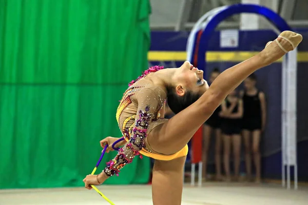 モスクワ ロシア 2019 モスクワグレース地域大会 競技の女子体操選手はロープ運動を行います たわみ 背景には他のアスリートのシルエットが見られる — ストック写真
