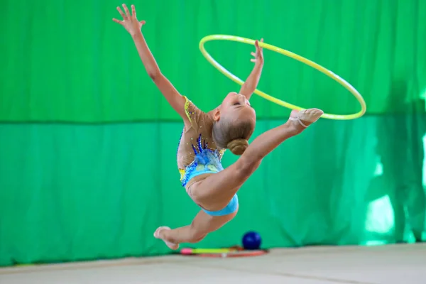 モスクワ ロシア 2019 モスクワグレース地域大会 競技の女子体操選手はフープ運動を行います 脚を伸ばしたり 曲げたり 横にして前方に飛び跳ねるスプリット — ストック写真