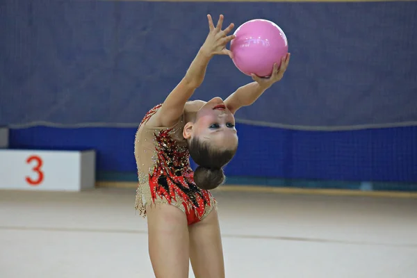 モスクワ ロシア 2019 モスクワグレース地域大会 競技の女子体操選手はボールで運動を行います 写真は偏向を示しています 他のアスリートのシルエット — ストック写真