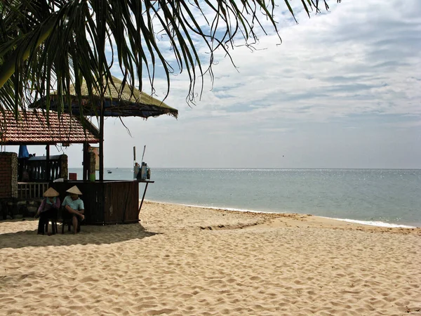 เคาน เตอร บาร าจากว ธรรมชาต บนทรายชายหาดส ขาวห มะก นหล งของทะเล — ภาพถ่ายสต็อก