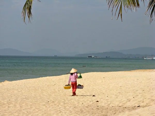 Вьетнамская Продавщица Фруктов Прогуливается Пустынному Пляжу Куок Девушке Национальная Вьетнамская — стоковое фото