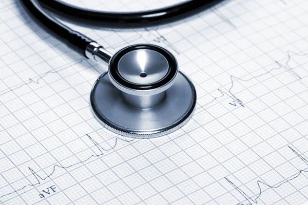 Stethoskop Form Von Herzschlag Auf Dem Elektrokardiogramm — Stockfoto