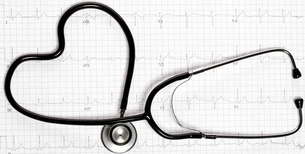 Stethoskop Herzform Auf Elektrokardiogramm — Stockfoto