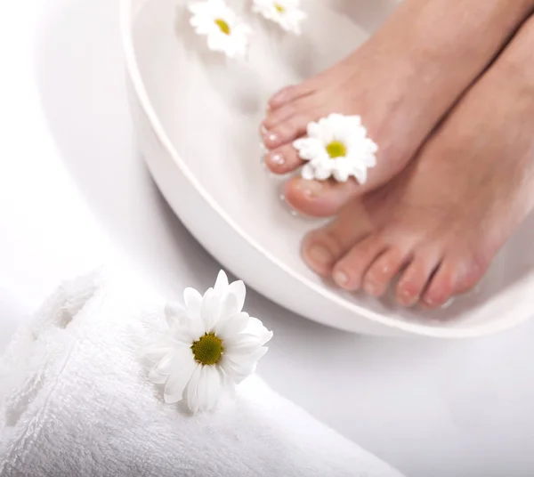Weibliche Füße Mit Wellnessschale Handtuch Und Blumen Auf Weißem Hintergrund — Stockfoto