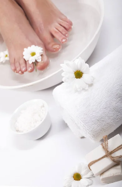 Weibliche Füße Mit Wellnessschale Handtuch Und Blumen Auf Weißem Hintergrund — Stockfoto