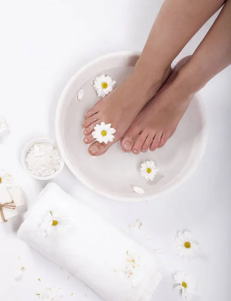 Pieds Féminins Avec Bol Spa Serviette Fleurs Sur Fond Blanc — Photo