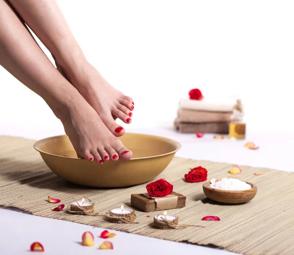 Piedi Femminili Con Gocce Acqua Vaschetta Idromassaggio Asciugamani Fiori Candele — Foto Stock