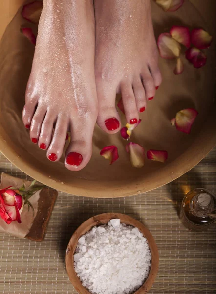 Kadın Ayakları Ahşap Zemin Üzerine Sabun Bar Spa Kase Çiçekler — Stok fotoğraf