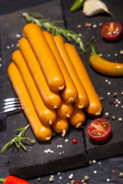 Wiener sosis siyah arka plan üzerine baharat ile