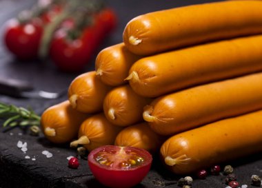 Wiener sosis siyah arka plan üzerine baharat ile