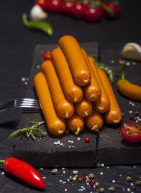 Wiener sosis siyah arka plan üzerine baharat ile