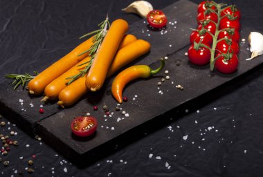 Wiener sosis siyah arka plan üzerine baharat ile