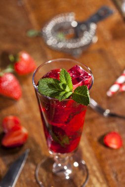 Çilek, nane ve buz cam ahşap zemin üzerine yaz soğuk içecek. Taze berry meyve ile kokteyller closeup.