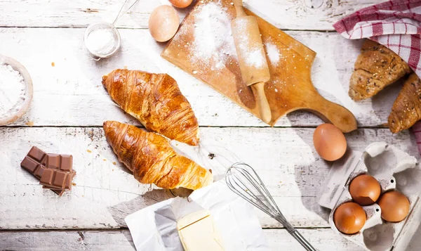 Croissants Horno Ingredientes Para Preparación Productos Panadería Estilo Rústico Fondo —  Fotos de Stock