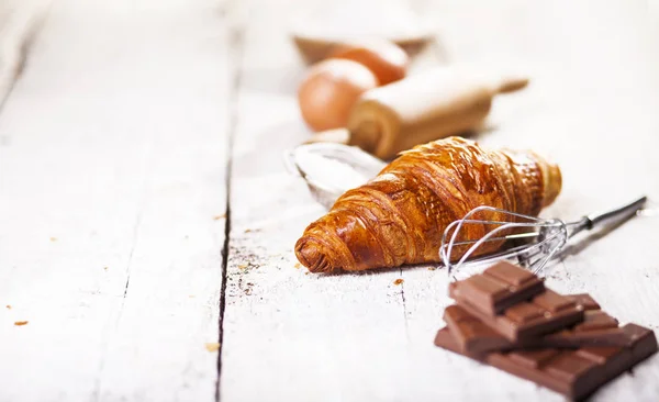 Bakat Croissanter Och Ingredienser För Beredning Bageriprodukter Rustik Stil Vit — Stockfoto