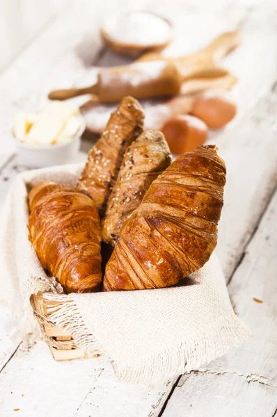 Croissant Forno Ingredienti Preparazione Prodotti Forno Stile Rustico Sfondo Legno — Foto Stock