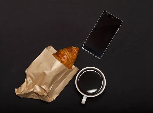 Rogalik Smartphone Filiżankę Kawy Czarnym Tle Miejsca Kopii — Zdjęcie stockowe
