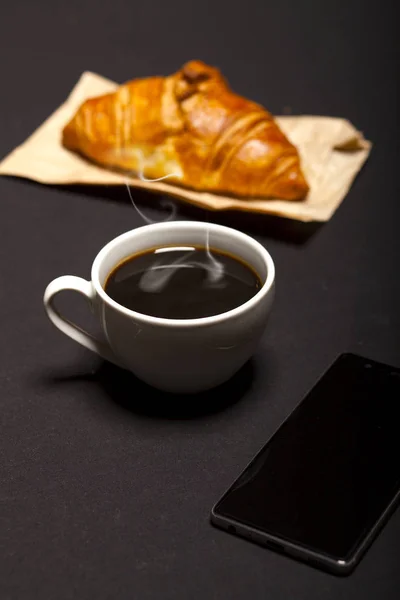 Croissant Smartphone Cup Coffee Black Background — Stock Photo, Image