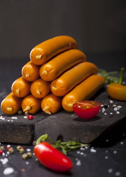 Wiener Worstjes Met Kruiden Zwarte Achtergrond — Stockfoto