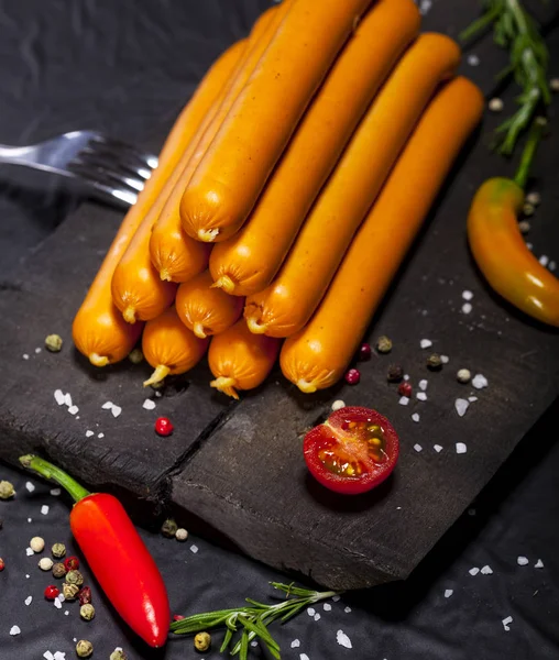 Wiener sosis siyah arka plan üzerine baharat ile