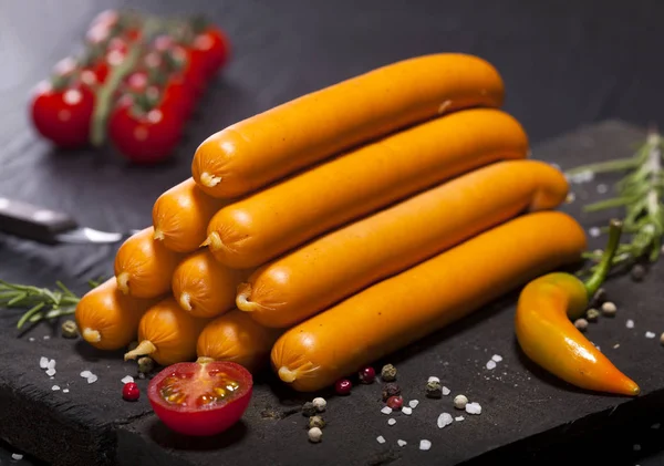 Wiener sosis siyah arka plan üzerine baharat ile