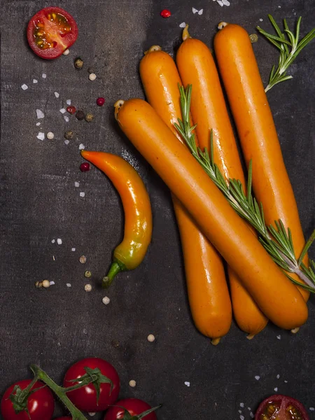 Siyah arka plan üzerine baharat ile Wiener sosis. Kopya alanı ile üstten görünüm.