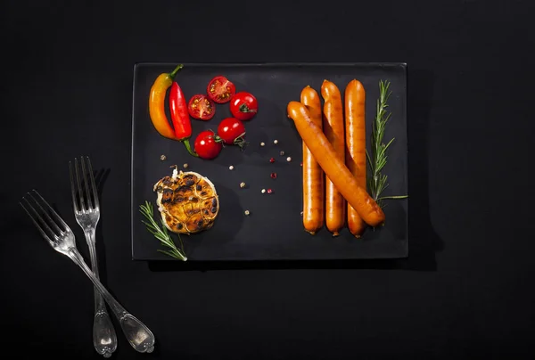 Wiener Worstjes Met Kruiden Een Schotel Zwarte Achtergrond Bovenaanzicht Met — Stockfoto