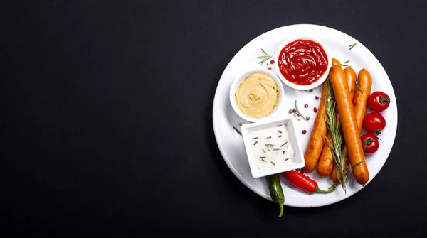Wiener Worstjes Met Kruiden Een Schotel Zwarte Achtergrond Bovenaanzicht Met — Stockfoto