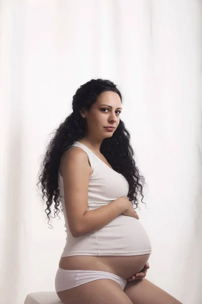 Portret Młodej Kobiety Ciąży Białą Kamizelkę Bikini Białym Tle — Zdjęcie stockowe