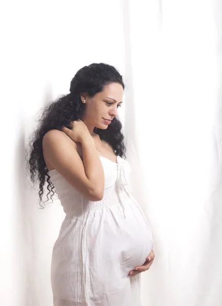 Retrato Una Joven Embarazada Con Vestido Blanco Sobre Fondo Blanco — Foto de Stock