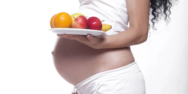 Kobieta Ciąży Trzymając Talerz Owocami Studio Białym Tle — Zdjęcie stockowe