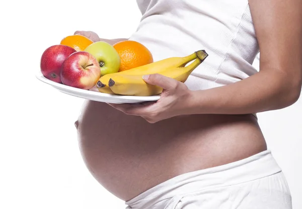 Беременная Женщина Держит Тарелку Фруктами Изолированная Студия — стоковое фото