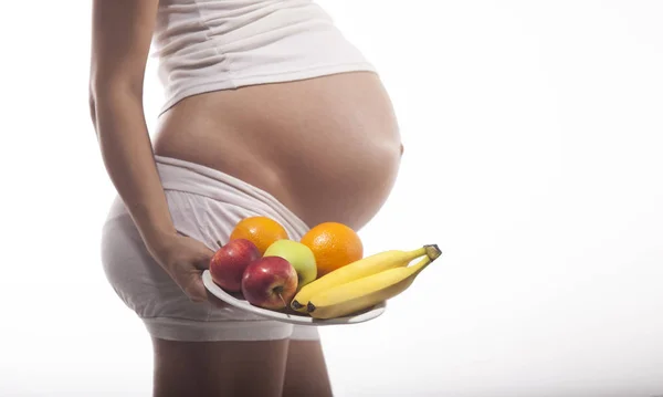 Беременная Женщина Держит Тарелку Фруктами Изолированная Студия — стоковое фото